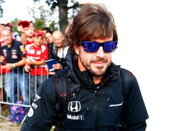 Alonso camina por el paddock de Monza