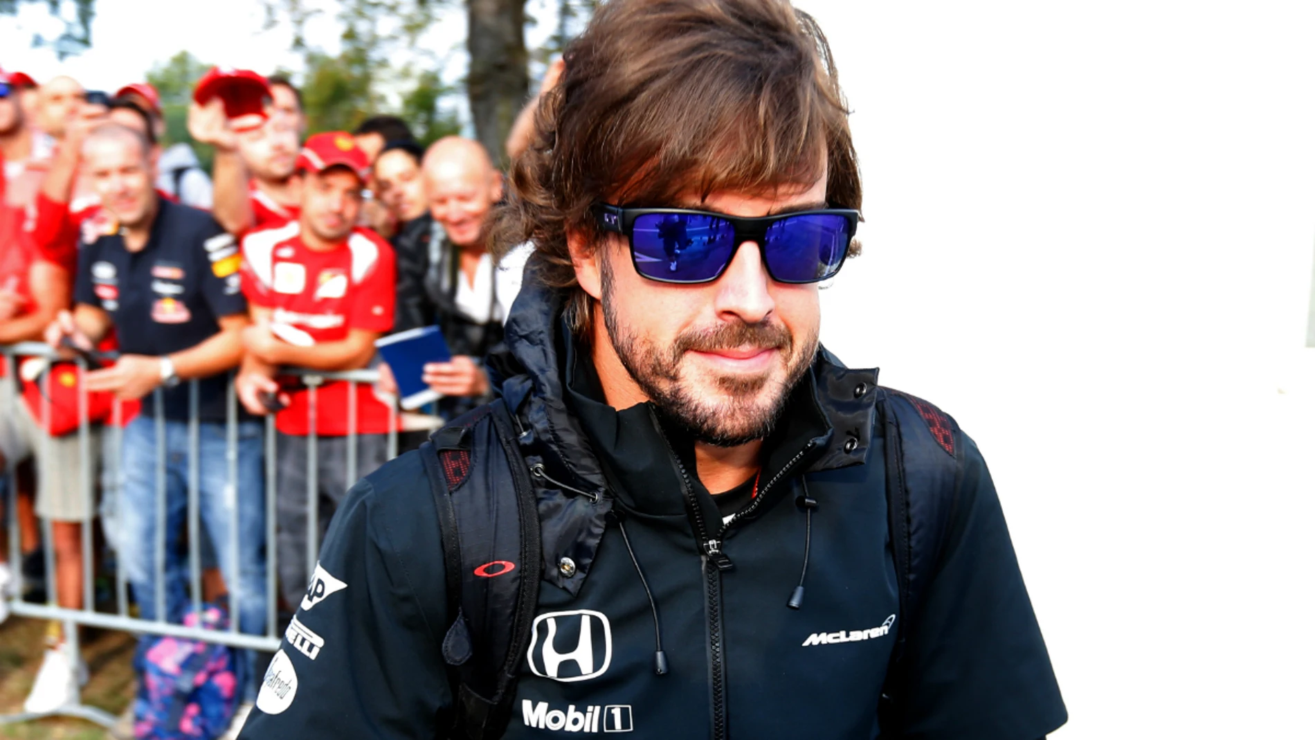 Alonso camina por el paddock de Monza