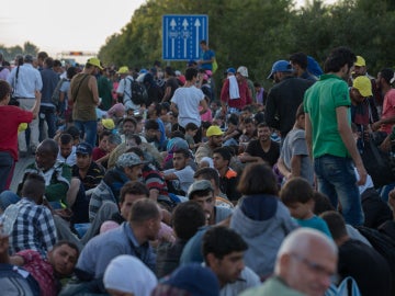 Refugiados sirios junto a una carretera