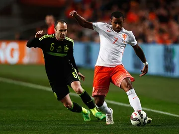 Iniesta intenta robar el balón durante un partido con la Selección Iniesta intenta robar el balón durante un partido con la Selección