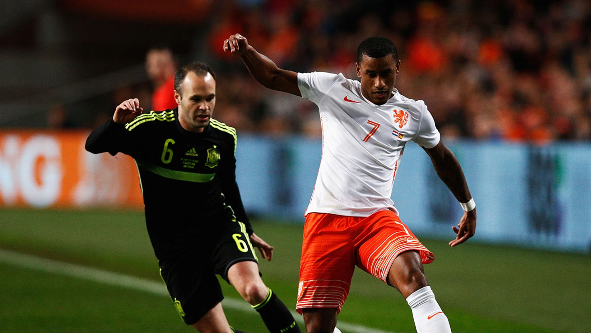 Iniesta intenta robar el balón durante un partido con la Selección Iniesta intenta robar el balón durante un partido con la Selección