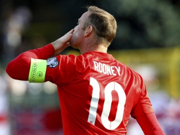 Rooney celebra un gol con Inglaterra