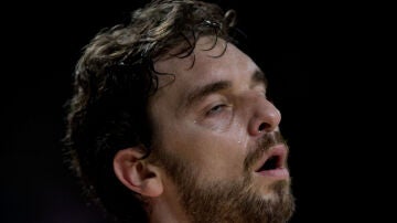 Pau Gasol se lamenta durante un partido con España