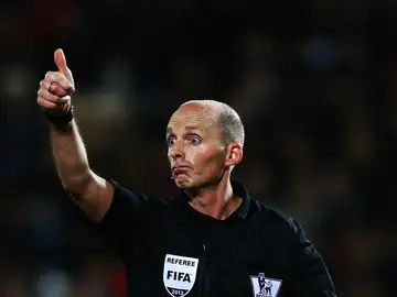 Mike Dean, árbitro de la FIFA Mike Dean, árbitro de la FIFA