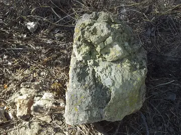 Sillar con argamasa adherida de gran antigüedad, en el pinar de La Algaida, en Sanlúcar de Barrameda, Cádiz Sillar con argamasa adherida de gran antigüedad, en el pinar de La Algaida, en Sanlúcar de Barrameda, Cádiz