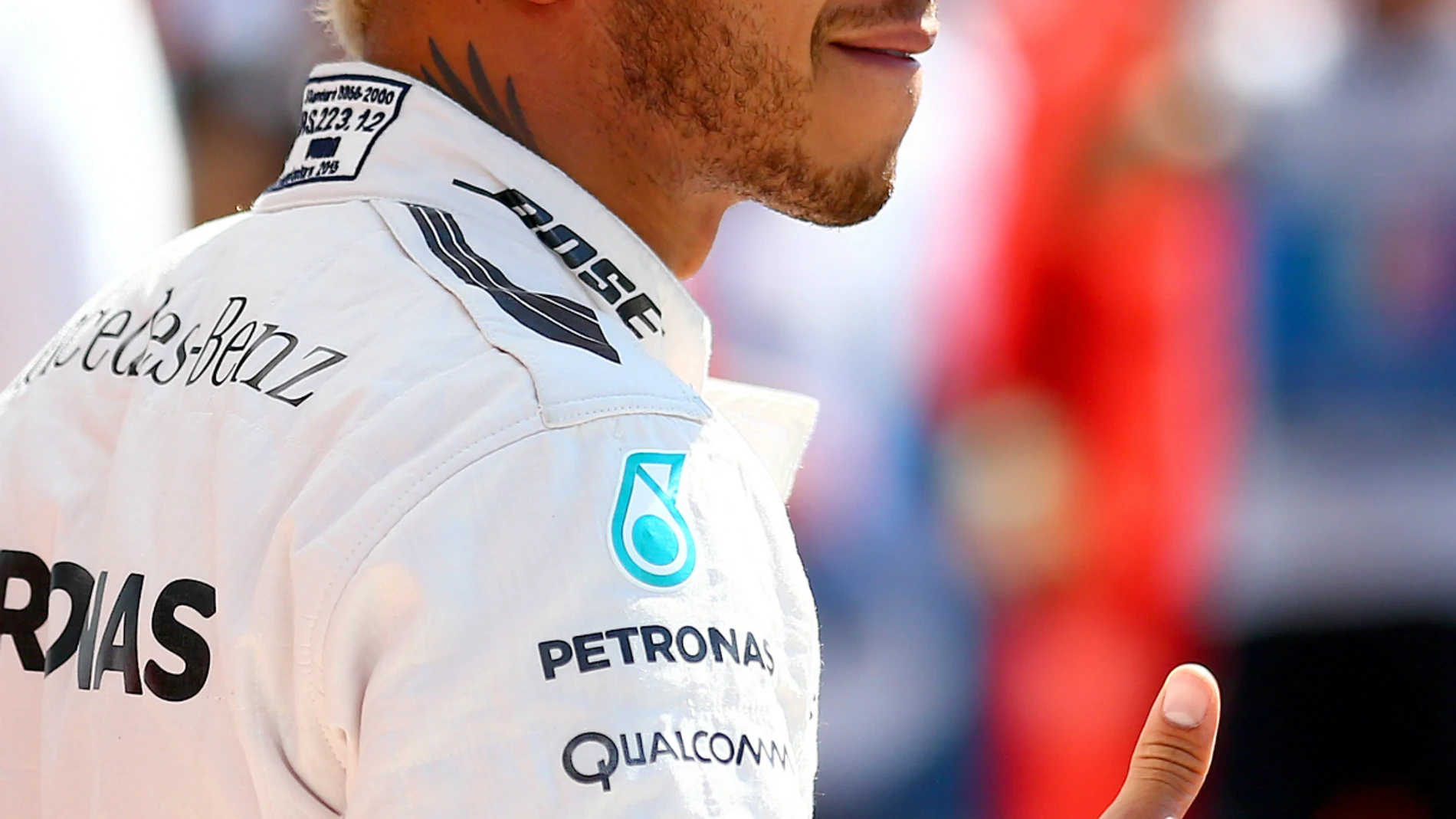 Hamilton, sonriente