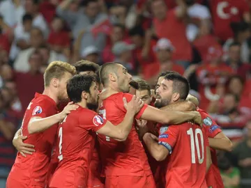 Los jugadores turcos celebran un gol frente a Holanda Los jugadores turcos celebran un gol frente a Holanda