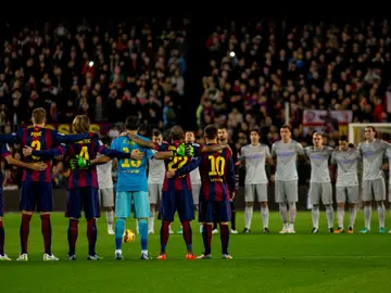 Jugadores del Atlético de Madrid y FC Barcelona, guardando un minuto de silencio Jugadores del Atlético de Madrid y FC Barcelona, guardando un minuto de silencio