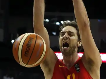 Pau Gasol haciendo un mate Pau Gasol haciendo un mate