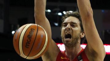 Pau Gasol haciendo un mate