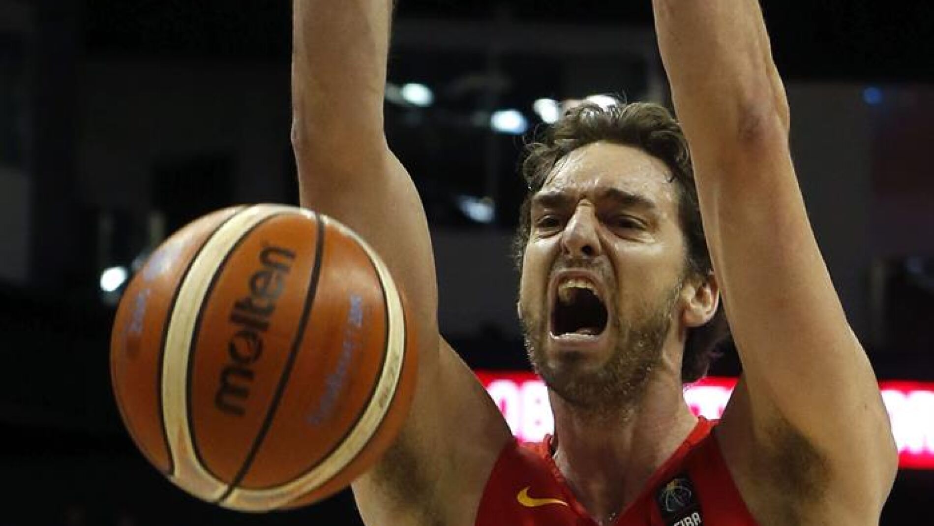 Pau Gasol haciendo un mate