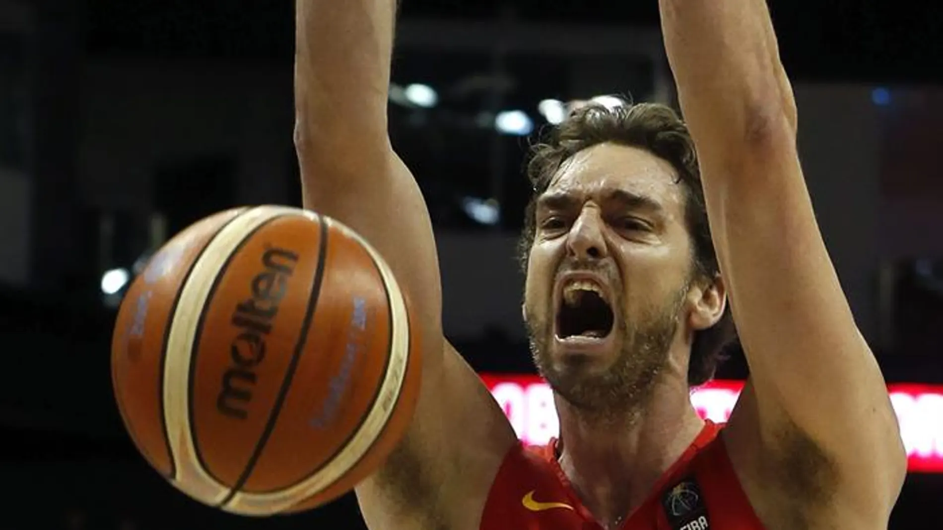 Pau Gasol haciendo un mate Pau Gasol haciendo un mate