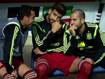 Gerard Piqué, junto a Jordi Alba y Pedro Rodríguez