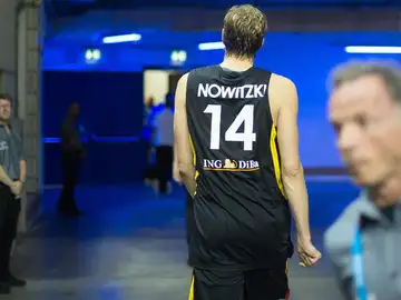 Dirk Nowitzki se marcha derrotado de la cancha Dirk Nowitzki se marcha derrotado de la cancha