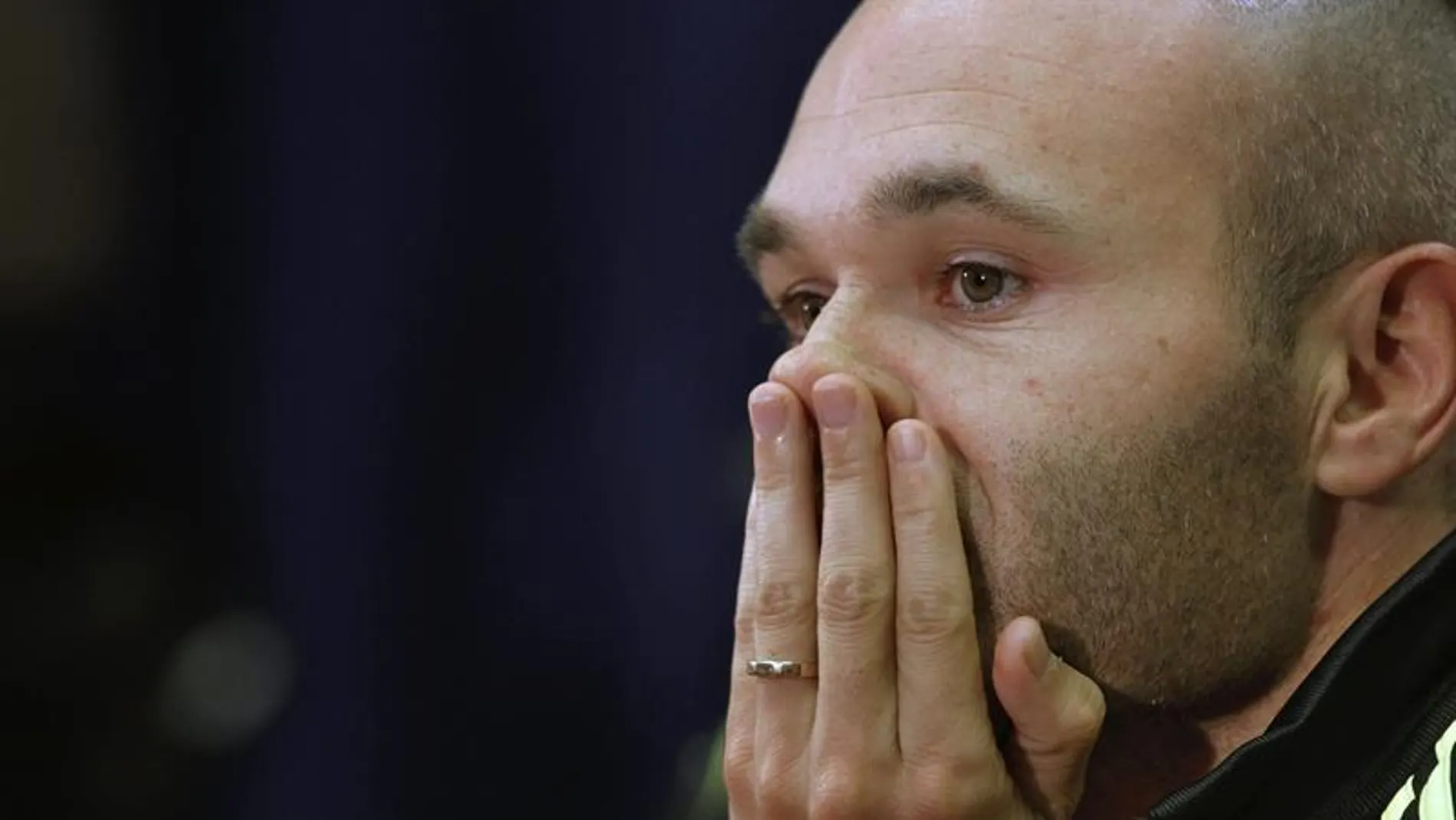 Andrés Iniesta, pensativo en rueda de prensa Andrés Iniesta, pensativo en rueda de prensa