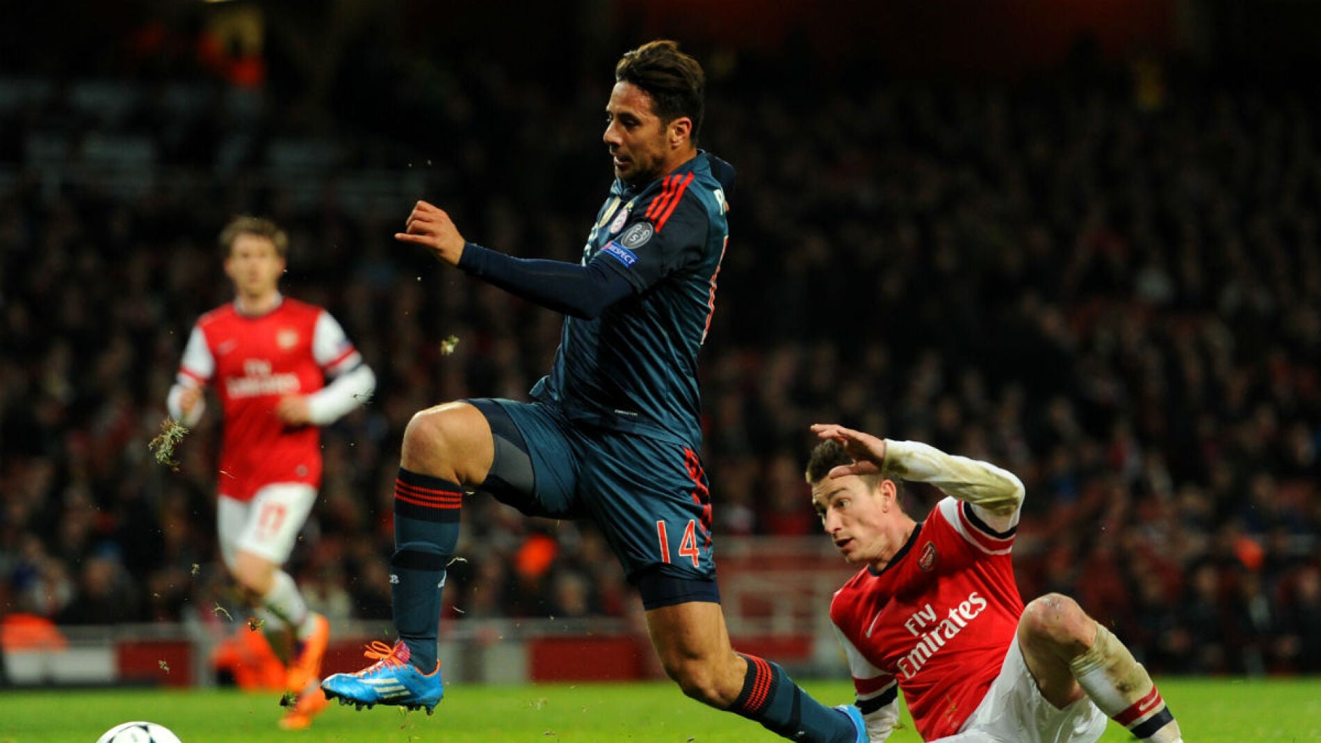 Claudio Pizarro consigue irse de Koscielny en un partido con el Bayern de M&uacute;nich