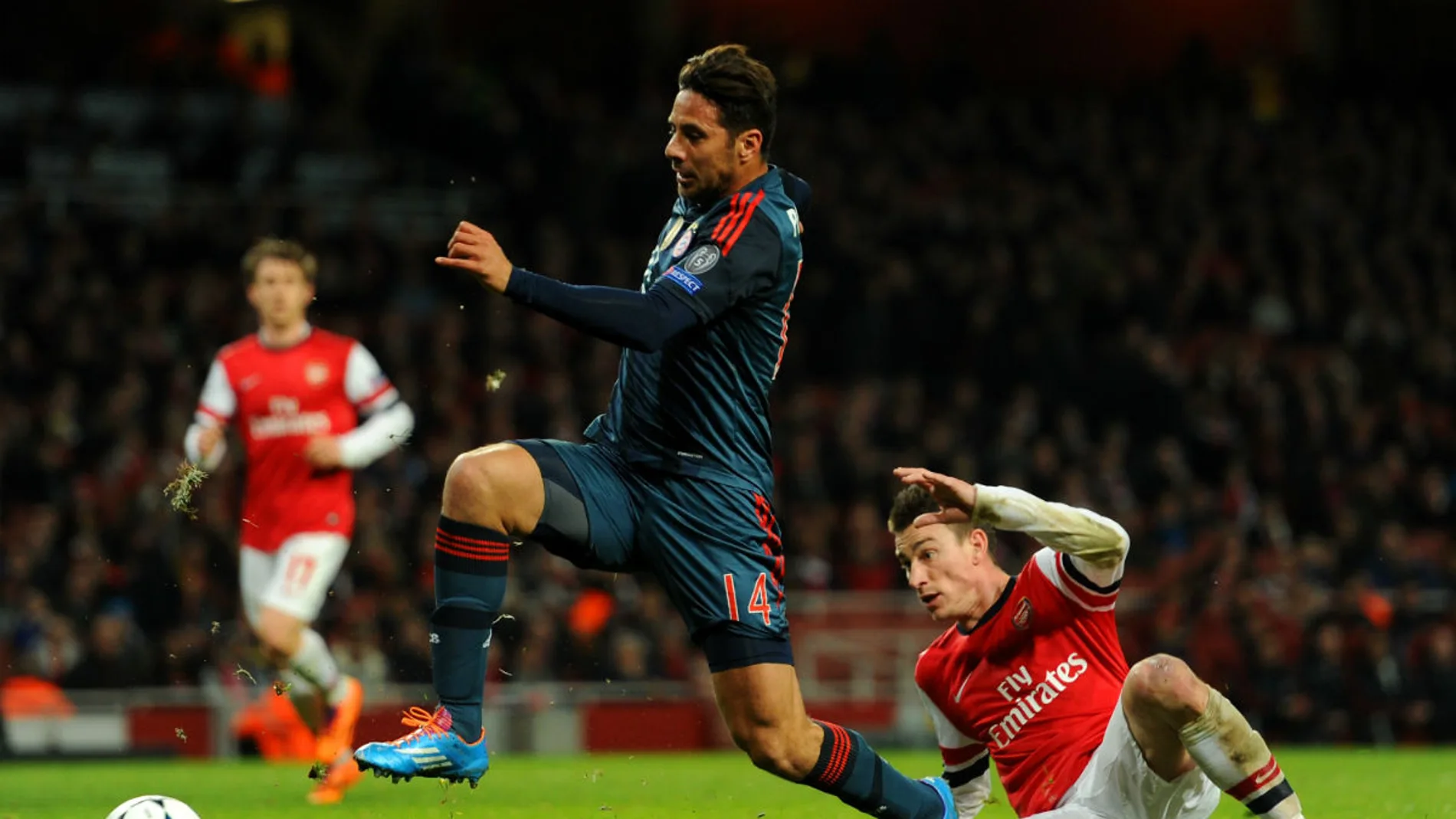 Claudio Pizarro consigue irse de Koscielny en un partido con el Bayern de Múnich Claudio Pizarro consigue irse de Koscielny en un partido con el Bayern de Múnich