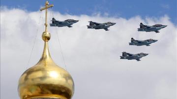 Aviones de combate ruso sobrevuelan el Kremlin.