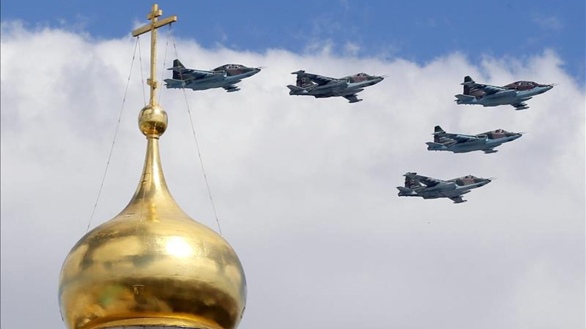 Aviones de combate ruso sobrevuelan el Kremlin.