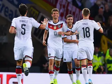 Thomas Mueller de Alemania celebran un gol ante Escocia Thomas Mueller de Alemania celebran un gol ante Escocia
