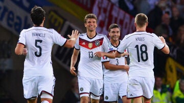  Thomas Mueller de Alemania celebran un gol ante Escocia 