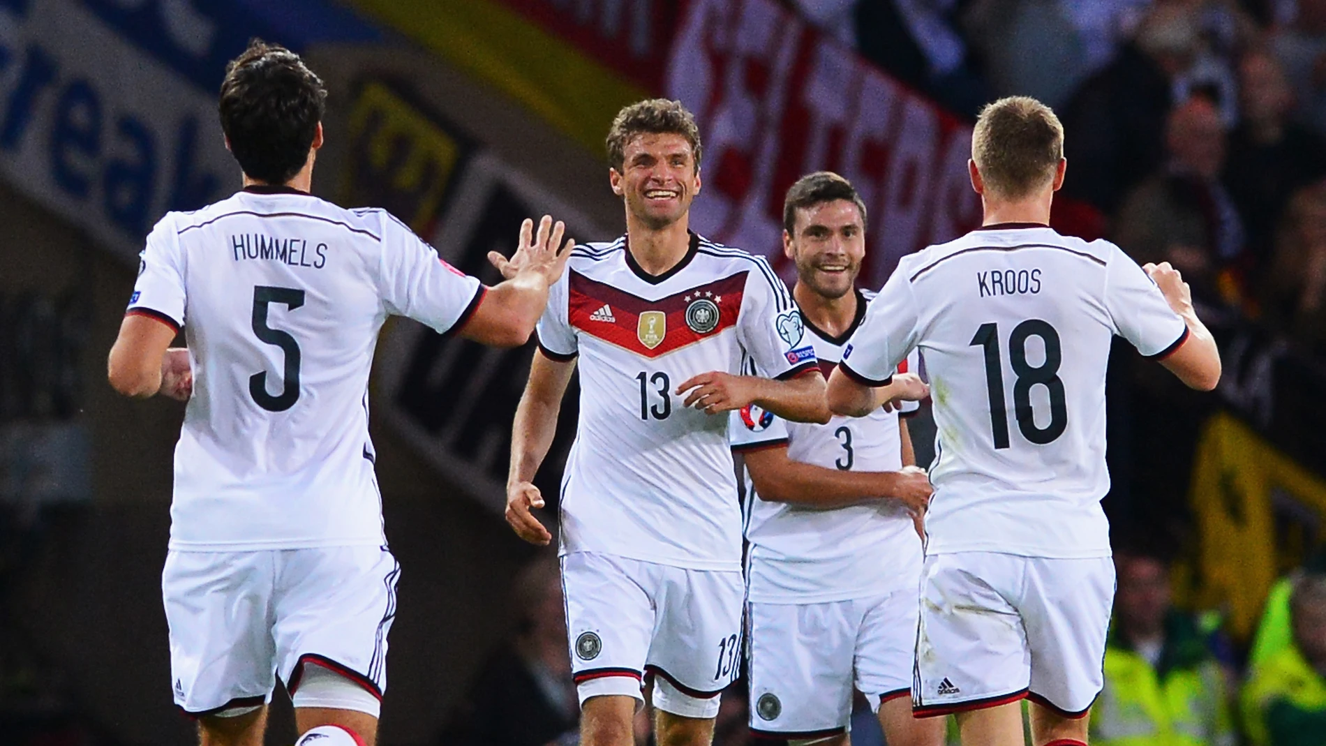 Thomas Mueller de Alemania celebran un gol ante Escocia Thomas Mueller de Alemania celebran un gol ante Escocia