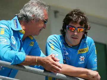 Flavio Briatore charla con Fernando Alonso durante su época en Renault Flavio Briatore charla con Fernando Alonso durante su época en Renault