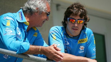 Flavio Briatore charla con Fernando Alonso durante su época en Renault