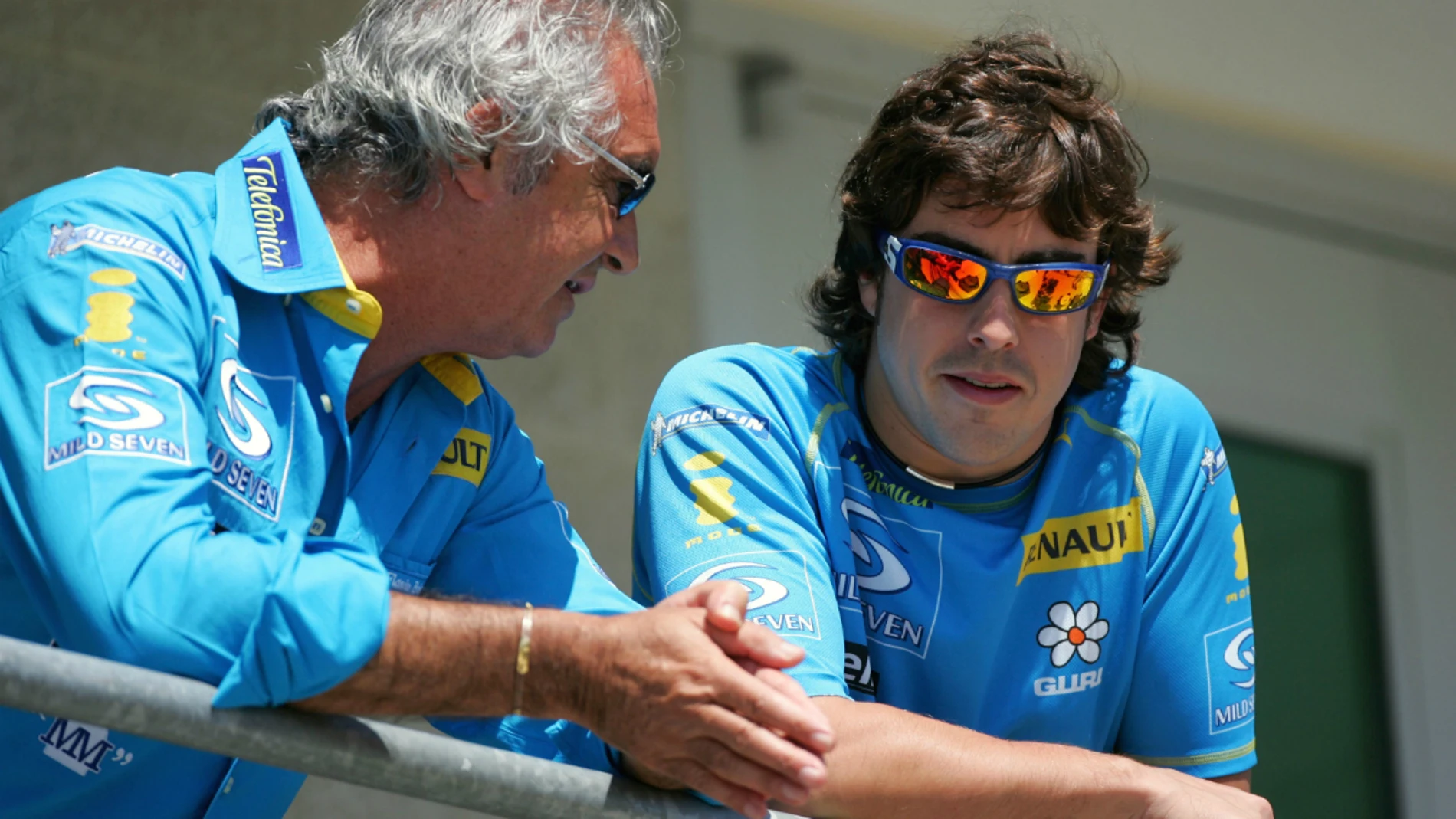 Flavio Briatore charla con Fernando Alonso durante su época en Renault