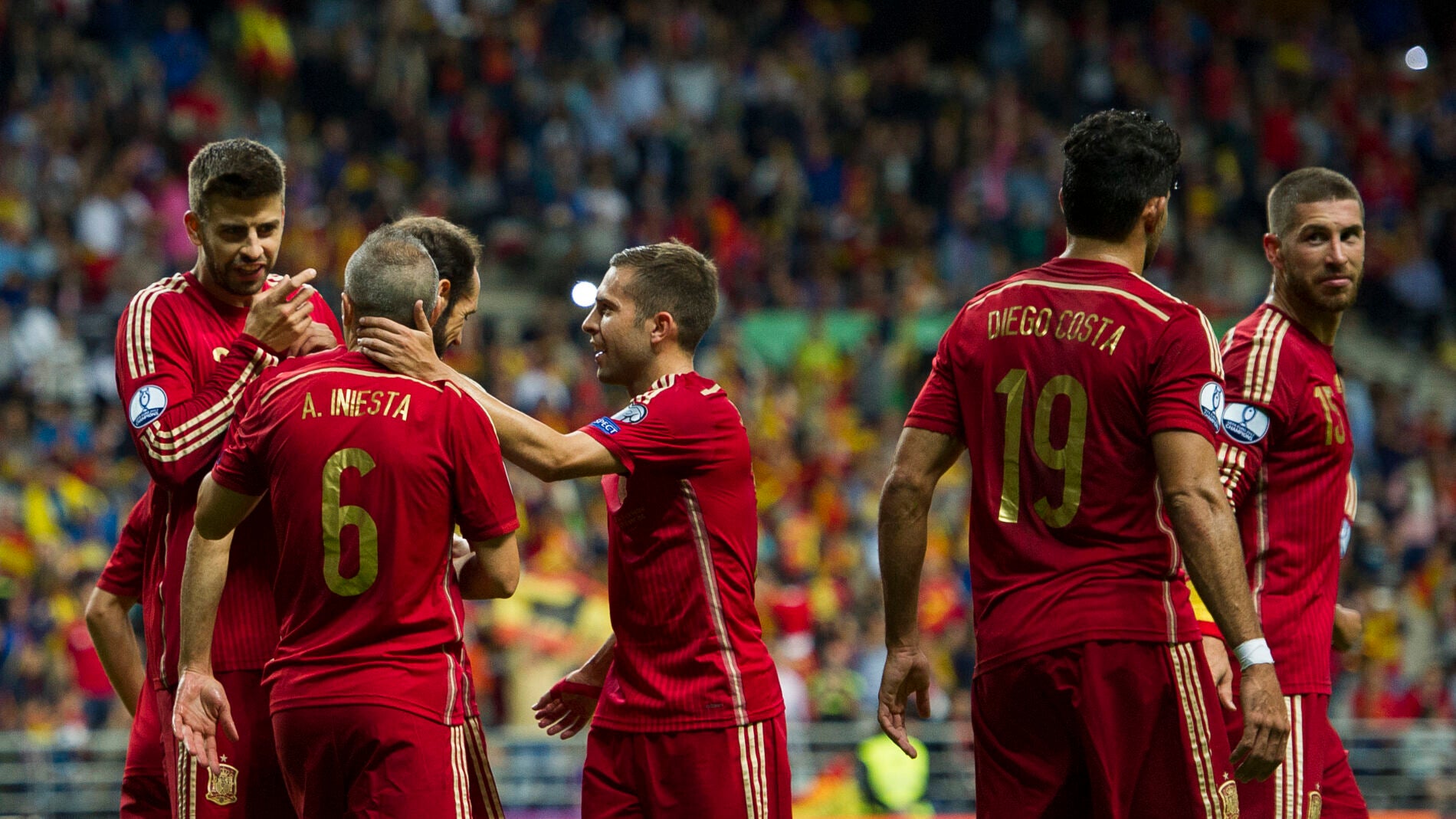 La selecci&oacute;n espa&ntilde;ola celebrando un gol