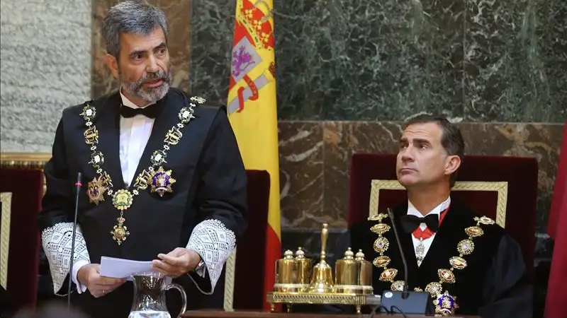 El rey Felipe escucha la intervenci&oacute;n del presidente del Tribunal Supremo y del Consejo General del Poder Judicial