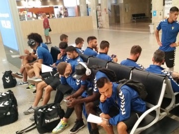 La expedición del Cádiz espera para tomar un vuelo