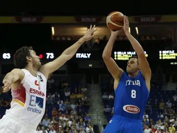 Gallinari tira un triple ante la defensa de Pau Gasol Gallinari tira un triple ante la defensa de Pau Gasol