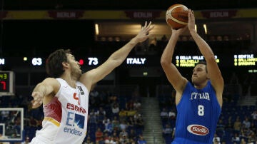 Gallinari tira un triple ante la defensa de Pau Gasol