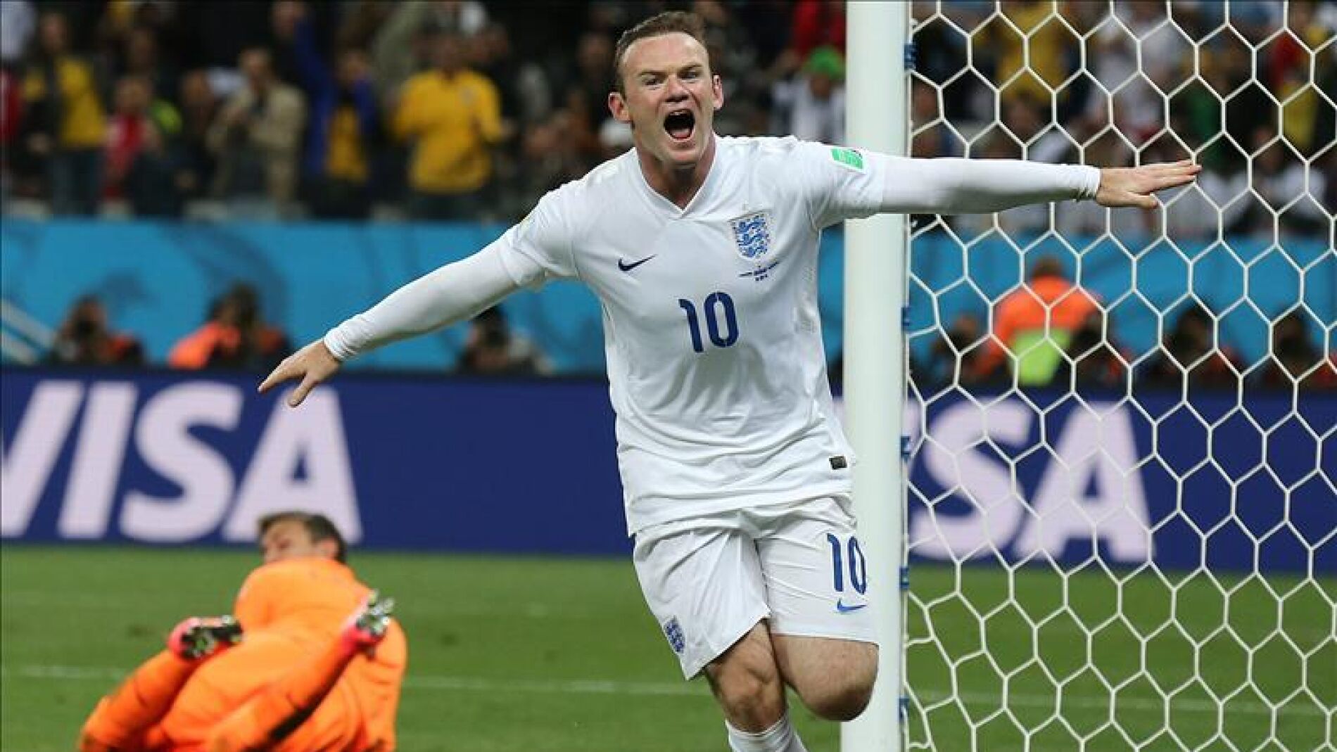 El delantero ingl&eacute;s Wayne Rooney celebra un gol