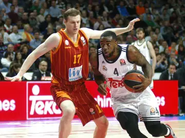 K.C. Rivers intenta penetrar a canasta en un partido con el Madrid K.C. Rivers intenta penetrar a canasta en un partido con el Madrid