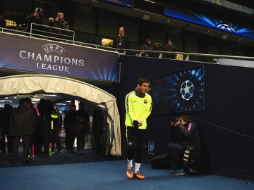 Messi sale a calentar durante un partido contra el Manchester City