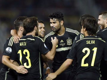 Los jugadores de España celebran el gol de Juan Mata