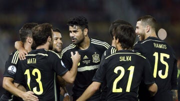 Los jugadores de España celebran el gol de Juan Mata