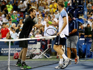 Murray y Anderson se estrechan la mano después de la victoria del sudafricano en el US Open