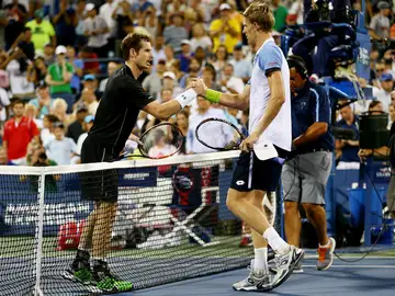 Murray y Anderson se estrechan la mano después de la victoria del sudafricano en el US Open Murray y Anderson se estrechan la mano después de la victoria del sudafricano en el US Open