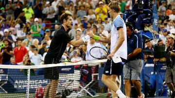 Murray y Anderson se estrechan la mano después de la victoria del sudafricano en el US Open