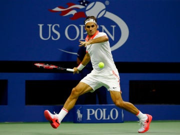 Federer se prepara para golpear la bola en el US Open