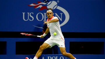 Federer se prepara para golpear la bola en el US Open