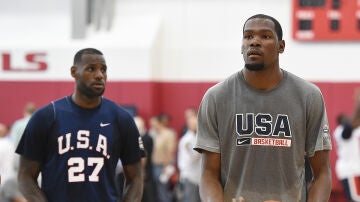 Kevin Durant, entrenando junto a LeBron James