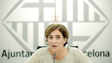 La alcaldesa de Barcelona, Ada Colau, durante la rueda de prensa en el Ayuntamiento.
