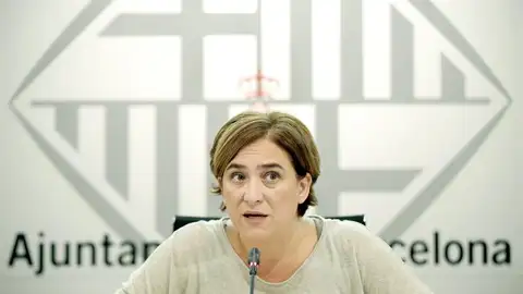 La alcaldesa de Barcelona, Ada Colau, durante la rueda de prensa en el Ayuntamiento. La alcaldesa de Barcelona, Ada Colau, durante la rueda de prensa en el Ayuntamiento.