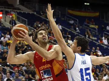 Pau Gasol lanza a canasta ante la defensa islandesa Pau Gasol lanza a canasta ante la defensa islandesa
