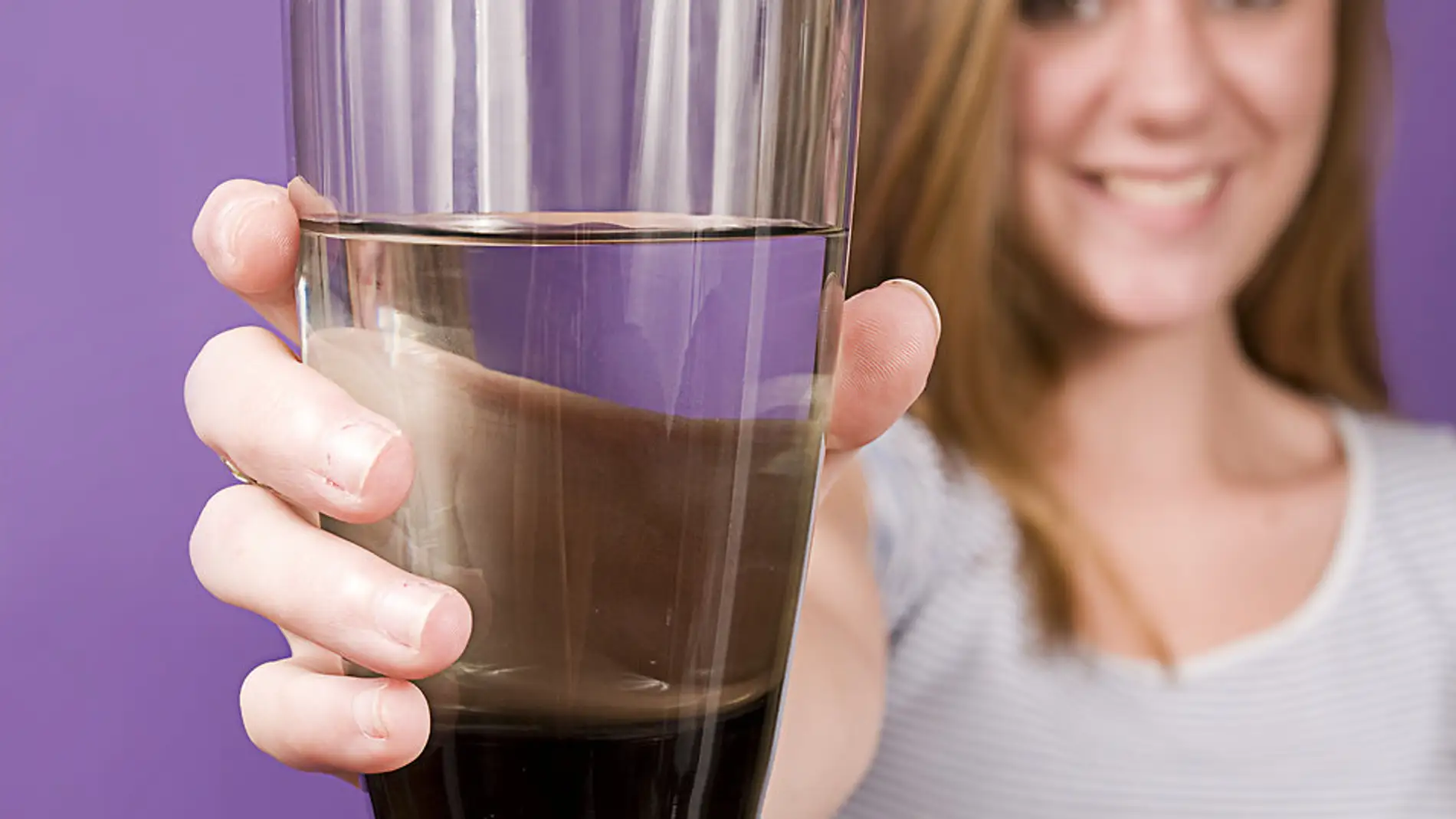 Beber agua antes de comer, un buen consejo para perder kilos.