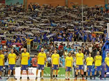Los jugadores y la afición del Ourense, durante un partido Los jugadores y la afición del Ourense, durante un partido